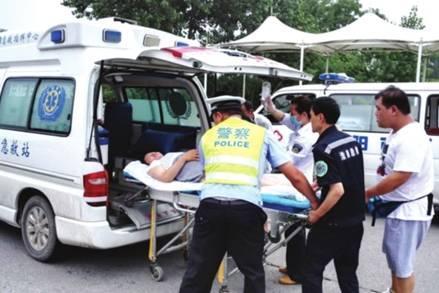 命懸一線牽動人心，救護車臨危不亂治病救人_